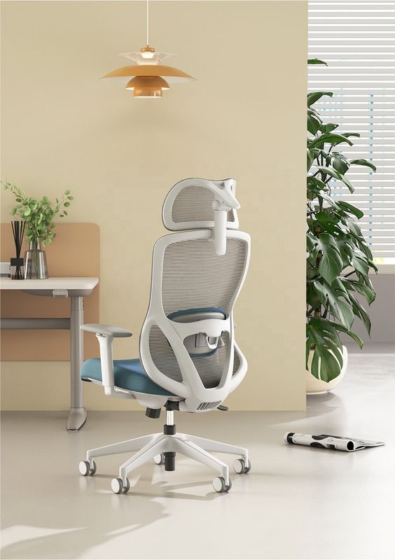 Verstellbarer Hochrücken Office Drehstuhl mit 3D-Armlehne und komfortablem Sitzkissen